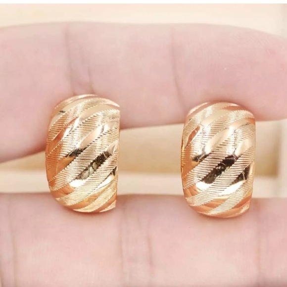 Yellow Gold Filled semicircle Hoop earrings - Picture 4 of 4